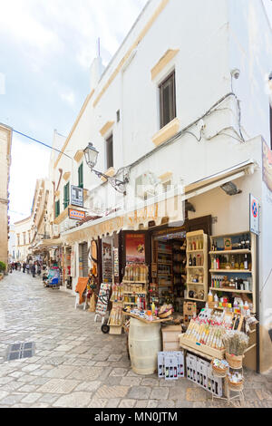 Gallipoli, Pouilles, Italie - MAI 2017 - Magasins de souvenirs traditionnels dans la zone piétonne de Gallipoli Banque D'Images