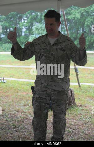 La 1ère Armée américaine, le Sergent Chris Callan, à partir de la 56e commandement des troupes de la Garde nationale de Rhode Island, mémoires sur les soldats internationaux pick up zone durant 2017 Leapfest à l'université de Rhode Island, West Kingston, R.I., 3 août 2017. Est le plus grand, le Leapfest plus ancien international, de formation en parachutisme en ligne statique de la concurrence et de l'événement organisé par le 56e commandement de troupes, la Garde nationale de Rhode Island pour promouvoir la formation technique de haut niveau et l'esprit de corps au sein de la communauté dans l'internationale. (U.S. Photo de l'armée par la FPC. Wenger Lucas) Banque D'Images