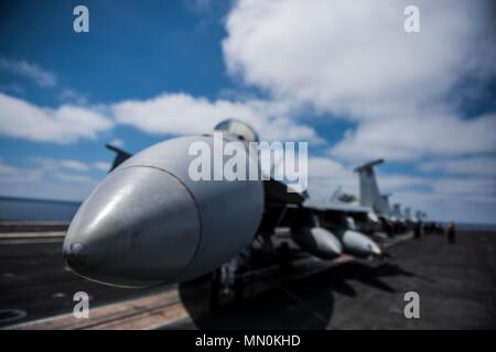 170803-N-EG687-044 OCÉAN PACIFIQUE (Août 03, 2017) F/A-18E Super Hornet affectés à la grève de Stingers Fighter Attack Squadron (VFA) 113 et F/A-18C Hornet Super affecté à la Marine de damiers Strike Fighter Attack Squadron (VMFA 312) sont alignés sur le pont du USS Theodore Roosevelt (CVN 71). Theodore Roosevelt est en cours la réalisation d'une unité de formation composite (exercice COMPTUEX) avec le groupe aéronaval du Theodore Roosevelt en préparation pour un prochain déploiement. COMPTUEX teste un groupe aéronaval de l'état de préparation de la mission et capacité à fonctionner comme une unité intégrée Banque D'Images