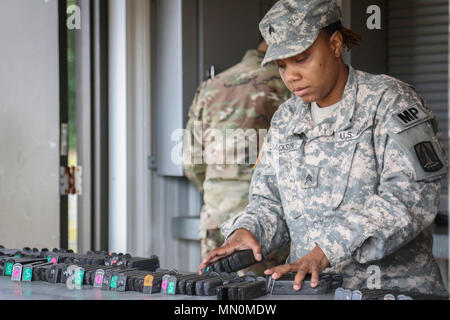 Le sergent de l'armée. Bistrita Jackson, un soldat de la police militaire et originaire de Queens, à New York, affecté à l'office du grand prévôt, 335e la commande Signal (Théâtre) organise des magazines 9mm à un pistolet M9 gamme qualification sur Joint Base McGuire-Dix-Lakehurst, New Jersey le 7 août. Plus de 100 soldats de réserve de l'Armée de la 335SC (T) siège à la formation annuelle à la base. Réserve de l'armée américaine officielle (photo par le Sgt. 1re classe Brent C. Powell) Banque D'Images