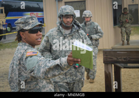 Soldat de l'Armée de Sgt. Bistrita Jackson, un soldat de la police militaire affecté à l'office de grands prévôts, 335e la commande Signal (théâtre), diriger le s.. Desmond Manning, un assistant de l'aumônier, 335SC (T), sur un M9 9mm gamme qualification sur Joint Base McGuire-Dix-Lakehurst, le 7 août. Plus de 100 soldats de la 335SC (T) siège à East Point, Géorgie sont à la base d'une variété d'exercices de formation dans le cadre de l'annuel de l'unité de formation. Réserve de l'armée américaine officielle (photo de la CPS. Matthew E. Drawdy) Banque D'Images