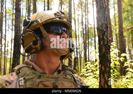 Tactical Air Control Party est une spécialité de combat au sol de la United States Air Force responsable de la coordination du soutien aérien. Un aviateur balaya l'horizon à l'aide d'un radar laser de poche lors d'un exercice d'entraînement au Townsend Bombing Range, Géorgie, le 4 août 2017. Les documents d'images d'archives ciblent la pratique d'acquisition et les procédures de surveillance sur le terrain menées par le personnel de la Garde nationale aérienne. Banque D'Images