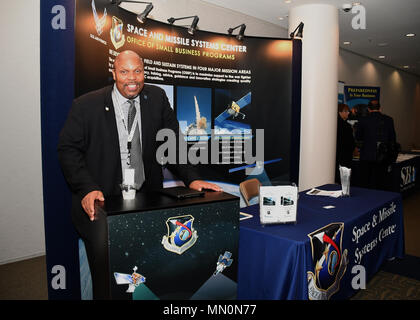 Willard Strozier, directeur du bureau du SMC de programmes destinés aux petites entreprises, est prêt à répondre aux questions au NASA's Armstrong Flight Research Center et de la Force aérienne et spatiale des systèmes de missiles du centre de jour à l'industrie HUBZone Los Angeles Air Force Base à El Segundo, Californie, le 8 août 2017. Le "HUB" dans "HUBZone" signifie "Historically Underutilized Business." Le programme HUBZone permet aux petites entreprises d'uniformiser les règles du jeu de la concurrence pour la passation des marchés de l'argent. Le vol de la NASA Armstrong Research Center et Air Force Space and Missile Systems Center HUBZone la Journée de l'industrie a permis à s Banque D'Images