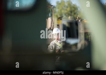 Avec les soldats de la 38e Brigade de soutien mis en place rail car les clés à la tête de Camp Atterbury en préparation de la 76e Brigade d'infanterie de retour l'équipe de combat de la Joint Readiness Training Center à Fort Polk, en Louisiane, le 9 août 2017. (U.S. Photo de l'armée par le sergent. Jérémie Runser) Banque D'Images