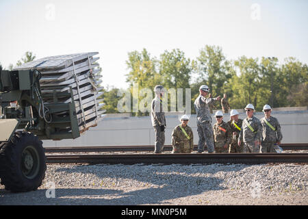 Avec les soldats de la 38e Brigade de soutien mis en place rail car les clés à la tête de Camp Atterbury en préparation de la 76e Brigade d'infanterie de retour l'équipe de combat de la Joint Readiness Training Center à Fort Polk, en Louisiane, le 9 août 2017. (U.S. Photo de l'armée par le sergent. Jérémie Runser) Banque D'Images