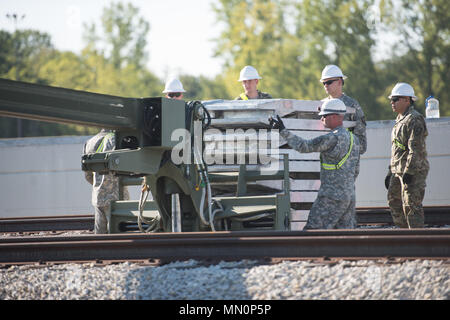 Avec les soldats de la 38e Brigade de soutien mis en place rail car les clés à la tête de Camp Atterbury en préparation de la 76e Brigade d'infanterie de retour l'équipe de combat de la Joint Readiness Training Center à Fort Polk, en Louisiane, le 9 août 2017. (U.S. Photo de l'armée par le sergent. Jérémie Runser) Banque D'Images