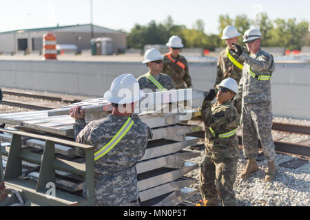 Avec les soldats de la 38e Brigade de soutien mis en place rail car les clés à la tête de Camp Atterbury en préparation de la 76e Brigade d'infanterie de retour l'équipe de combat de la Joint Readiness Training Center à Fort Polk, en Louisiane, le 9 août 2017. (U.S. Photo de l'armée par le sergent. Jérémie Runser) Banque D'Images