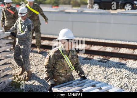 Avec les soldats de la 38e Brigade de soutien mis en place rail car les clés à la tête de Camp Atterbury en préparation de la 76e Brigade d'infanterie de retour l'équipe de combat de la Joint Readiness Training Center à Fort Polk, en Louisiane, le 9 août 2017. (U.S. Photo de l'armée par le sergent. Jérémie Runser) Banque D'Images