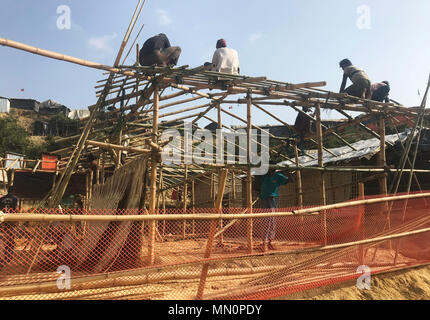 De 0001 sous embargo Lundi 14 mai les travaux de construction en Balukhali camp de réfugiés au Bangladesh. Banque D'Images