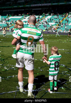 Scott Brown du Celtic, avec deux de ses enfants, sur le terrain après avoir remporté le championnat écossais Scottish Premiership après leur match contre Ladbrokes Aberdeen au Celtic Park, Glasgow. Banque D'Images