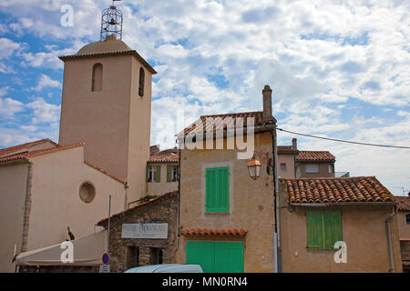 Maisons et église Notre-Dame du 16ème siècle à village Ramatuelle, Côte d'Azur, département du Var, Provence-Alpes-Côte d'Azur, France Sud, France Banque D'Images