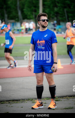 L'athlète russe Andrey Domarev jette une bille de métal pour la pétanque volo Banque D'Images