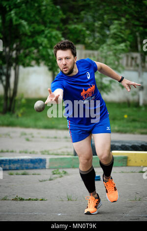 L'athlète russe Andrey Domarev jette une bille de métal pour la pétanque volo Banque D'Images