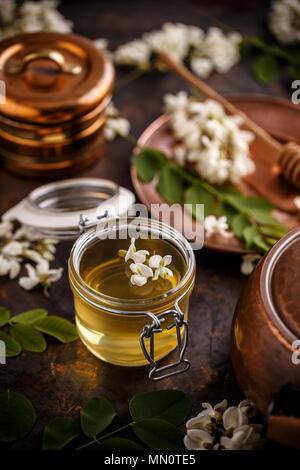 Miel d'Acacia en pot de fleur d'acacia sur vintage background Banque D'Images