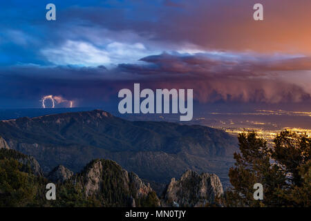 Albuquerque, Nouveau-Mexique paysage et ciel de nuit et la foudre éloignée de Sandia Peak Banque D'Images