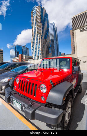 Véhicule Jeep rouge sur le parking sur le toit, Denver, Colorado, USA. Banque D'Images