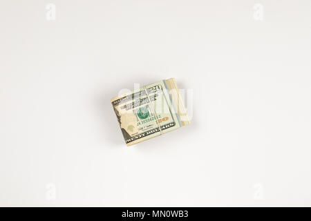 Pile de USA 20 dollars isolé sur fond blanc Banque D'Images