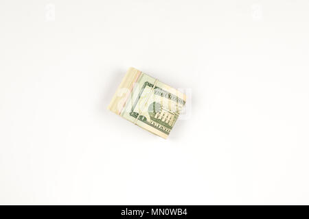 Pile de USA 20 dollars isolé sur fond blanc Banque D'Images