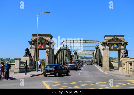 Et les voitures qui passent le pont de l'autre côté de la Medway Rochester Banque D'Images