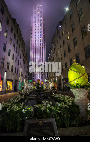 New York, États-Unis - 30 mars 2018 : Les organisateurs du Rockfeller Center patinoire la nuit à New York City Banque D'Images