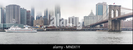 New York, États-Unis - 29 mars 2018 : pont de Brooklyn et Manhattan en un jour brumeux à New York comme vu à partir d'une promenade à Brooklyn Banque D'Images