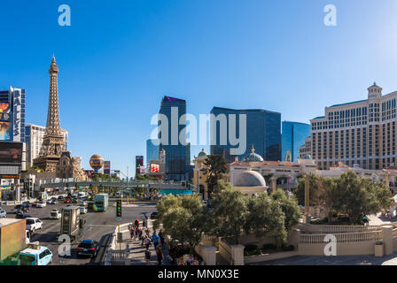 Las Vegas, États-Unis - 27 Avril 2018 : Tourtists et de trafic sur Las Vegas Boulevard comme vu sur une journée ensoleillée Banque D'Images