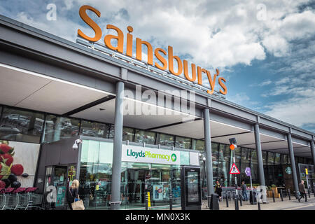 Supermarché Sainsbury's et Lloyd's Pharmacy inférieur sur le chemin Richmond, Richmond, TW9 Londres, Royaume-Uni Banque D'Images