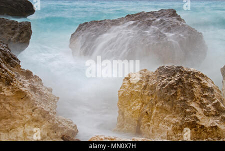 Motion vague floue de frapper des roches calcaires sur la rive Banque D'Images