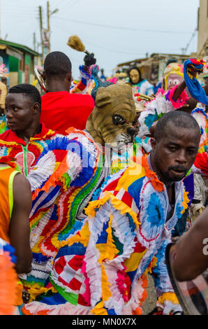 Cape Coast, Ghana - 15 Février 2014 : masqué coloré et danseurs costumés lors de festivités du carnaval d'Afrique Banque D'Images