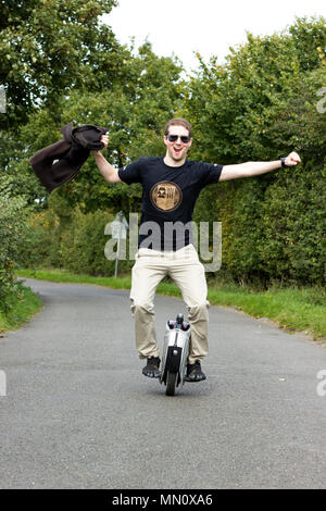L'homme à cheval sur un monocycle électrique. Banque D'Images