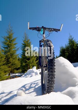 Vue large photo de vtt dans la neige profonde. Montagnes hiver avec road perdu sous la neige. Banque D'Images