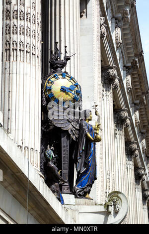 La Reine d'horloge temps réel sculpture en bronze de Gilbert Bayes au-dessus de l'entrée dans Selfridges Oxford Street, London, UK Banque D'Images