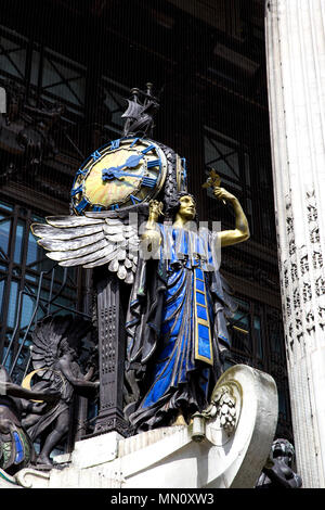 La Reine d'horloge temps réel sculpture en bronze de Gilbert Bayes au-dessus de l'entrée dans Selfridges Oxford Street, London, UK Banque D'Images