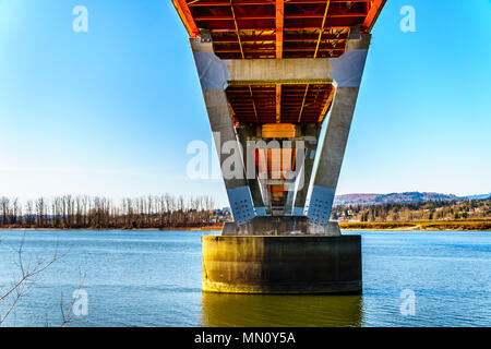 L'impressionnante base de la Mission, pont au-dessus du puissant Fraser River par le dyke de Matsqui à Abbotsford dans la belle Colombie-Britannique Canada Banque D'Images