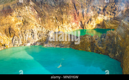 Kelimutu, lacs acides de cratères multicolores qui changent périodiquement leur couleur - l'île de Flores, en Indonésie Banque D'Images