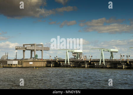 Vue paysage grand angle de l'barrage de la baie de Cardiff, Cardiff, Wales Banque D'Images