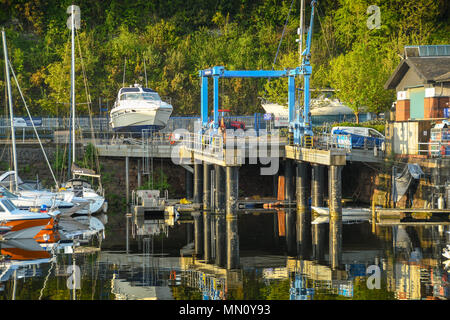 L'équipement de grue lourd sur la jetée à Penarth Quays pour bateau Entretien et réparation Banque D'Images