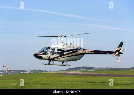 République tchèque, PRIBRAM - 25 avril 2018 : Bell 206 Jetranger III B à deux pales hélicoptère à l'atterrissage le 25 avril 2018 dans la région de Pribram, en République tchèque. Banque D'Images