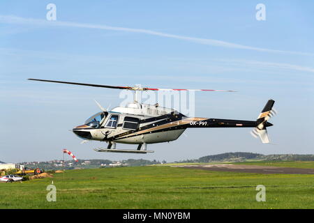 République tchèque, PRIBRAM - 25 avril 2018 : Bell 206 Jetranger III B à deux pales hélicoptère à l'atterrissage le 25 avril 2018 dans la région de Pribram, en République tchèque. Banque D'Images