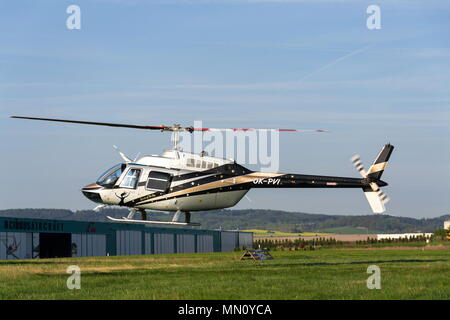République tchèque, PRIBRAM - 25 avril 2018 : Bell 206 Jetranger III B à deux pales hélicoptère à l'atterrissage le 25 avril 2018 dans la région de Pribram, en République tchèque. Banque D'Images