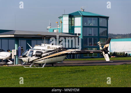 République tchèque, PRIBRAM - 25 avril 2018 : Bell 206 Jetranger III B à deux pales hélicoptère à l'atterrissage le 25 avril 2018 dans la région de Pribram, en République tchèque. Banque D'Images