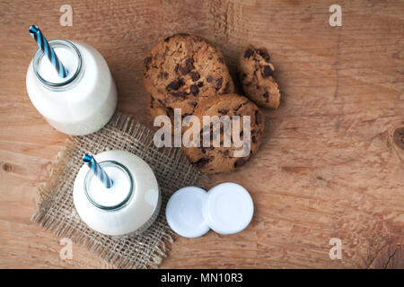 Deux bouteilles de lait et de chocolat sur fond sombre avec copie espace. Vue d'en haut Banque D'Images