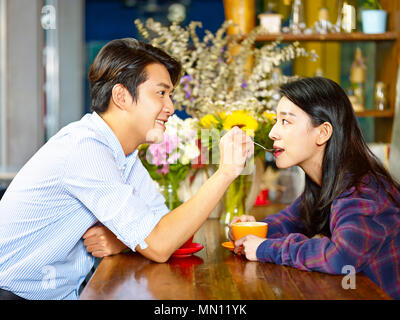 Aimer les jeunes et ludique asian couple having fun in coffee shop Banque D'Images