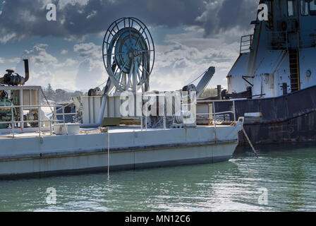 Grue sur le bateau de travail Banque D'Images