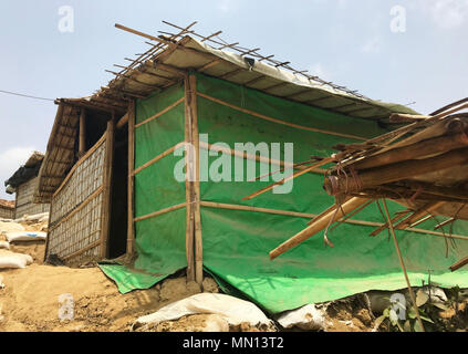 Une cabane creusé dans une colline, dans le camp de réfugiés d'Balukhali au Bangladesh. Banque D'Images