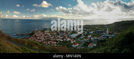 Vue aérienne de Vila do Corvo et Flores island au coucher du soleil dans l'île de Corvo, Açores, Portugal Banque D'Images