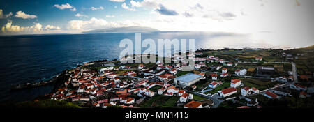 Vue aérienne de Vila do Corvo et Flores island au coucher du soleil dans l'île de Corvo, Açores, Portugal Banque D'Images