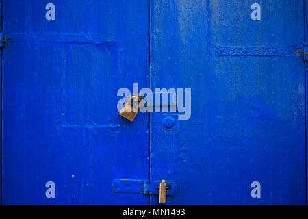 Porte en bois fond bleu verrouillé avec deux cadenas rouillés. Ancien vestibule fermé, assure la sécurité et la vie privée. Vue en gros avec plus de détails. Banque D'Images