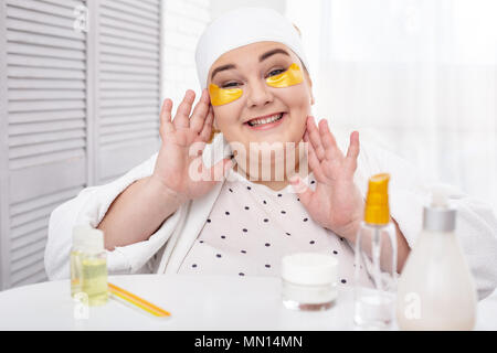 Grosse femme alerte faire un masque d'oeil Banque D'Images