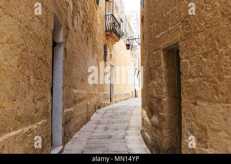 Mdina la vieille ville traditionnelle avec ses rues étroites pavées, lanternes, pelées, bâtiments à Malte. Destination idéale pour les vacances et le tourisme. Banque D'Images